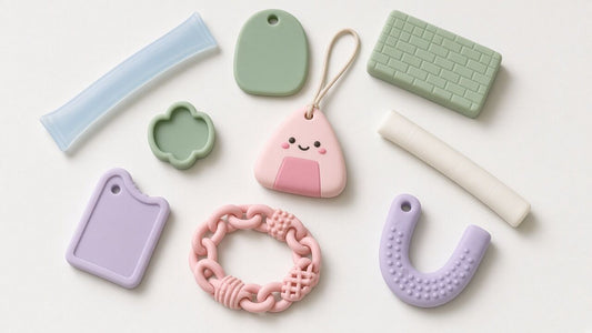 Différentes formes de colliers à mordiller du rayon sensoriel autour d'un onigiri rose