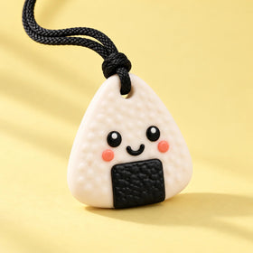Présentation du collier Machouya blanc sur fond jaune